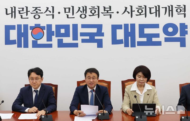 [서[서울=뉴시스] 조성봉 기자 = 한병도 더불어민주당 원내대표가 12일 오전 서울 여의도 국회에서 열린 원내대책회의에서 발언을 하고 있다. 2026.05.12. suncho21@newsis.com