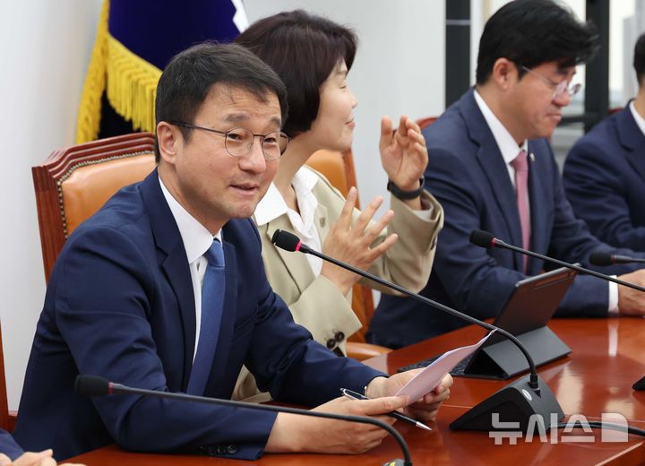 [서울=뉴시스] 조성봉 기자 = 한병도 더불어민주당 원내대표가 12일 오전 서울 여의도 국회에서 열린 원내대책회의에서 발언을 하고 있다. 2026.05.12. suncho21@newsis.com