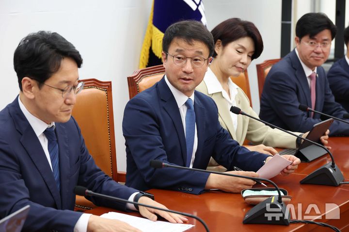 [서울=뉴시스] 조성봉 기자 = 한병도 더불어민주당 원내대표가 12일 오전 서울 여의도 국회에서 열린 원내대책회의에서 발언을 하고 있다. 2026.05.12. suncho21@newsis.com