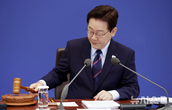 [서울=뉴시스] 최동준 기자 = 이재명 대통령이 12일 청와대에서 열린 국무회의 겸 제8차 비상경제점검회의에서 의사봉을 두드리며 개회 선언을 하고 있다. 2026.05.12. photocdj@newsis.com