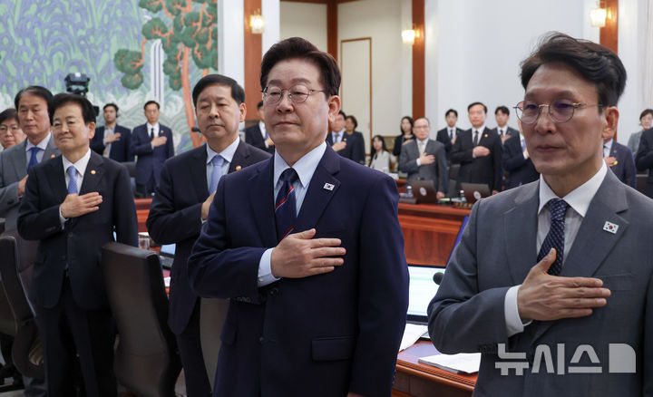 [서울=뉴시스] 최동준 기자 = 이재명 대통령이 12일 청와대에서 열린 국무회의 겸 제8차 비상경제점검회의에서 국민의례를 하고 있다. 2026.05.12. photocdj@newsis.com