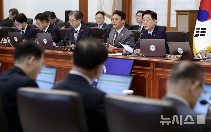 [서울=뉴시스] 최동준 기자 = 이재명 대통령이 12일 청와대에서 열린 국무회의 겸 제8차 비상경제점검회의에서 발언하고 있다. 2026.05.12. photocdj@newsis.com