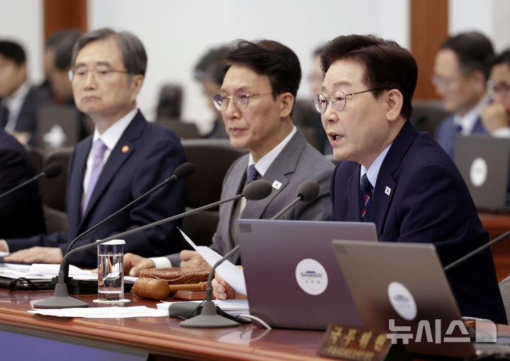 [서울=뉴시스] 최동준 기자 = 이재명 대통령이 12일 청와대에서 열린 국무회의 겸 제8차 비상경제점검회의에서 발언하고 있다. 2026.05.12. photocdj@newsis.com