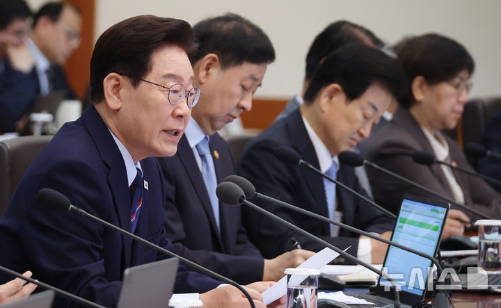[서울=뉴시스] 최동준 기자 = 이재명 대통령이 12일 청와대에서 열린 국무회의 겸 제8차 비상경제점검회의에서 발언하고 있다. 2026.05.12. photocdj@newsis.com