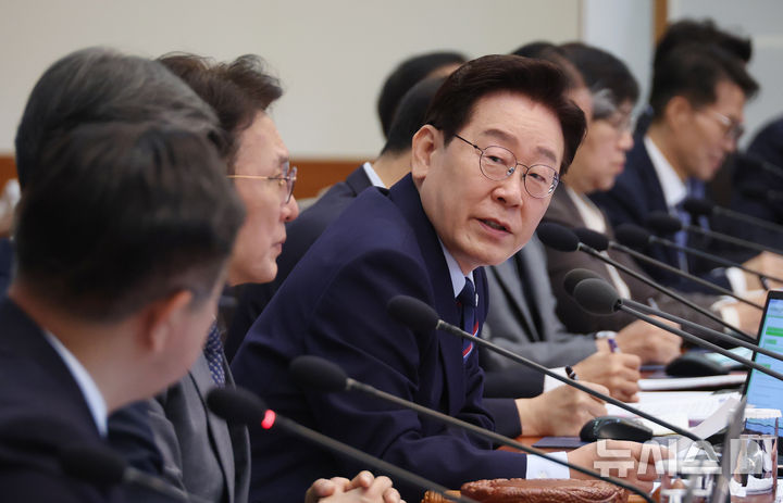 [서울=뉴시스] 최동준 기자 = 이재명 대통령이 12일 청와대에서 열린 국무회의 겸 제8차 비상경제점검회의에서 발언하고 있다. 2026.05.12. photocdj@newsis.com