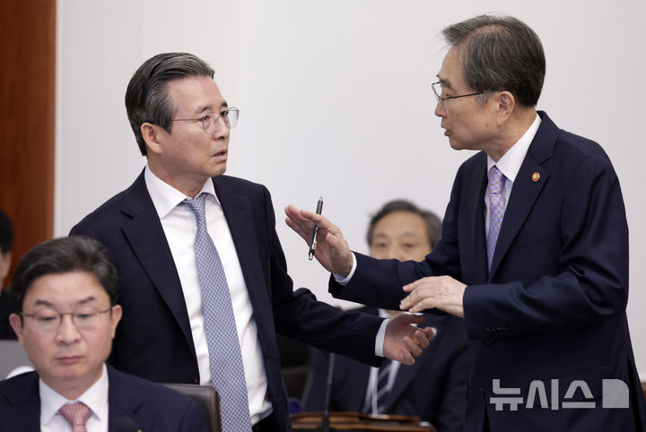 김용범 정책실장과 조현 외교부 장관이 청와대 국무회의에서 대화하는 모습