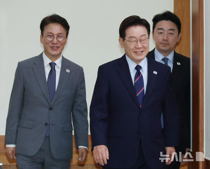 [서울=뉴시스] 최동준 기자 = 이재명 대통령이 12일 청와대에서 열린 국무회의 겸 제8차 비상경제점검회의에 입장하고 있다. 2026.05.12. photocdj@newsis.com