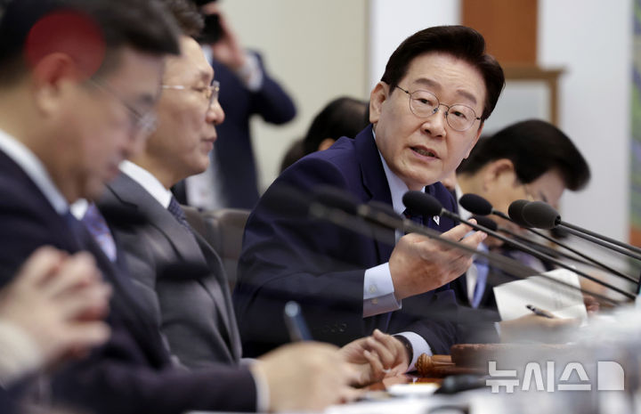[서울=뉴시스] 최동준 기자 = 이재명 대통령이 12일 청와대에서 열린 국무회의 겸 제8차 비상경제점검회의에서 발언하고 있다. 2026.05.12. photocdj@newsis.com