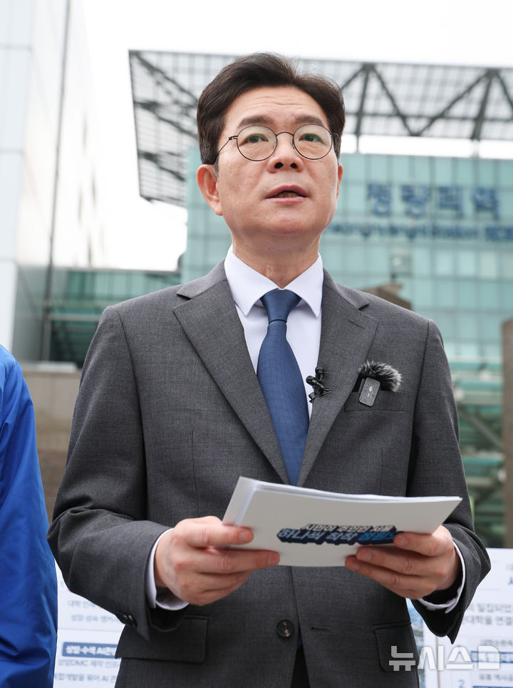 [서울=뉴시스] 황준선 기자 = 정원오 더불어민주당 서울시장 후보가 12일 오전 서울 동대문구 청량리역 광장에서 '서울 공간 대전환' G2 공약을 발표하고 있다. 2026.05.12. hwang@newsis.com