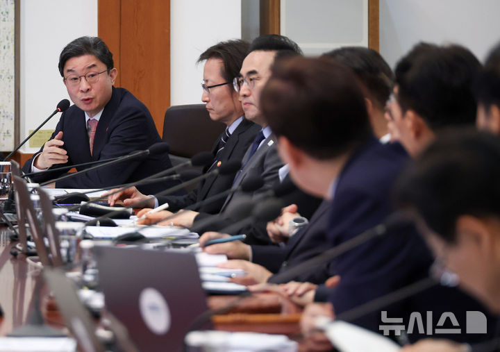 [서울=뉴시스] 최동준 기자 = 이억원 금융위원장이 12일 청와대에서 열린 국무회의 겸 제8차 비상경제점검회의에서 발언하고 있다. 2026.05.12. photocdj@newsis.com