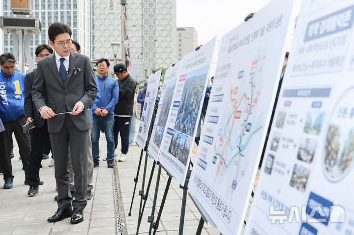 [서울=뉴시스] 황준선 기자 = 정원오 더불어민주당 서울시장 후보가 12일 오전 서울 동대문구 청량리역 광장에서 '서울 공간 대전환' G2 공약을 발표하고 있다. 2026.05.12. hwang@newsis.com