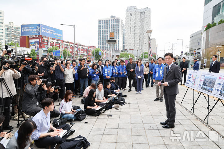 [서울=뉴시스] 황준선 기자 = 정원오 더불어민주당 서울시장 후보가 12일 오전 서울 동대문구 청량리역 광장에서 '서울 공간 대전환' G2 공약을 발표하고 있다. 2026.05.12. hwang@newsis.com