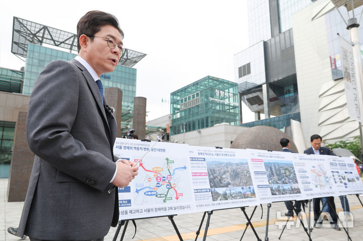 [서울=뉴시스] 황준선 기자 = 정원오 더불어민주당 서울시장 후보가 12일 오전 서울 동대문구 청량리역 광장에서 '서울 공간 대전환' G2 공약을 발표하고 있다. 2026.05.12. hwang@newsis.com