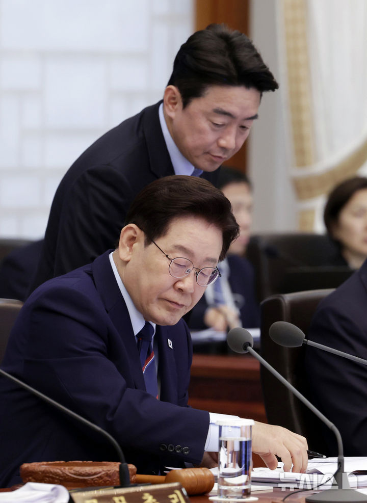 [서울=뉴시스] 최동준 기자 = 이재명 대통령이 12일 청와대에서 열린 국무회의 겸 제8차 비상경제점검회의에서 강훈식 비서실장으로부터 보고를 받고 있다. 2026.05.12. photocdj@newsis.com