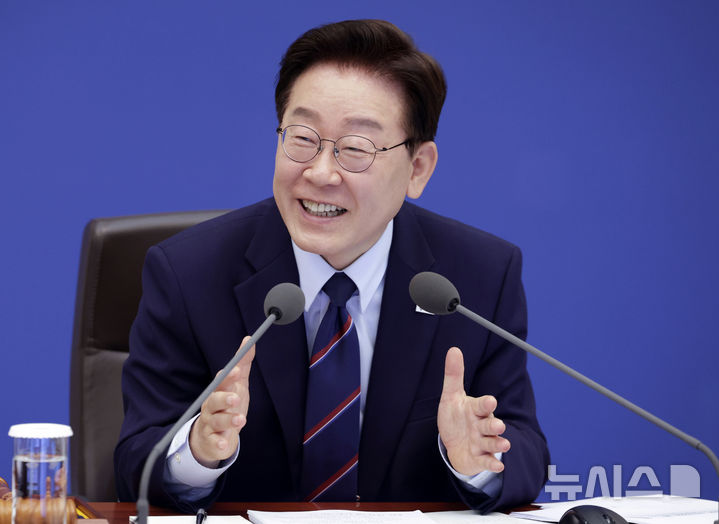 [서울=뉴시스] 최동준 기자 = 이재명 대통령이 12일 청와대에서 열린 국무회의 겸 제8차 비상경제점검회의에서 발언하고 있다. 2026.05.12. photocdj@newsis.com