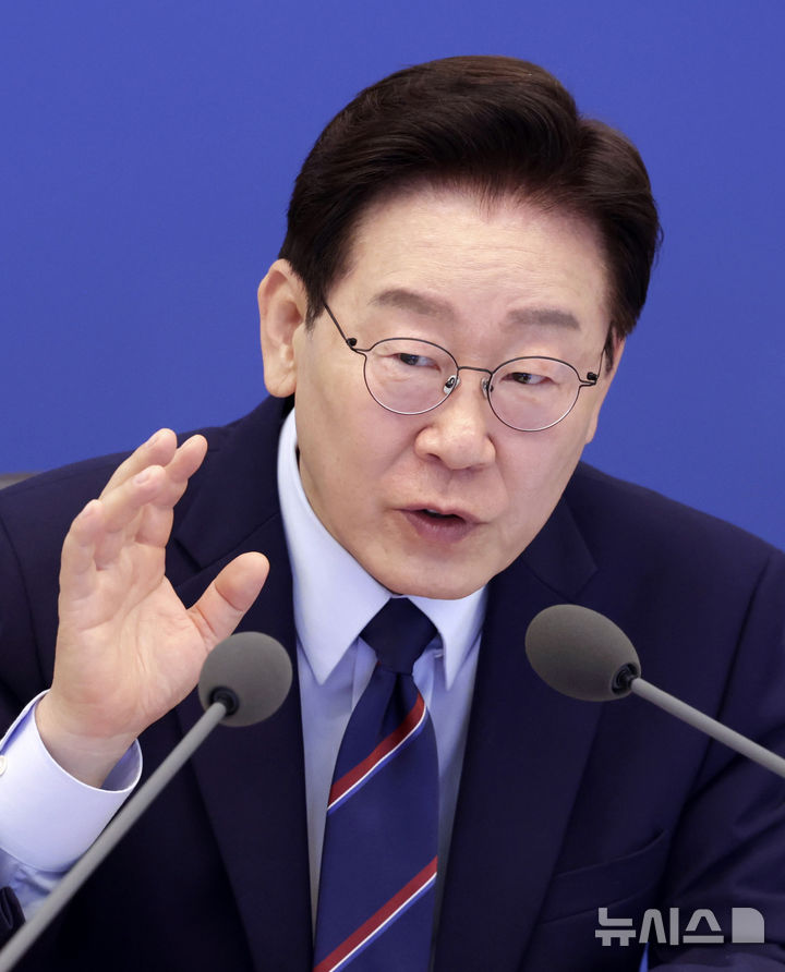 [서울=뉴시스] 최동준 기자 = 이재명 대통령이 12일 청와대에서 열린 국무회의 겸 제8차 비상경제점검회의에서 발언하고 있다. 2026.05.12. photocdj@newsis.com