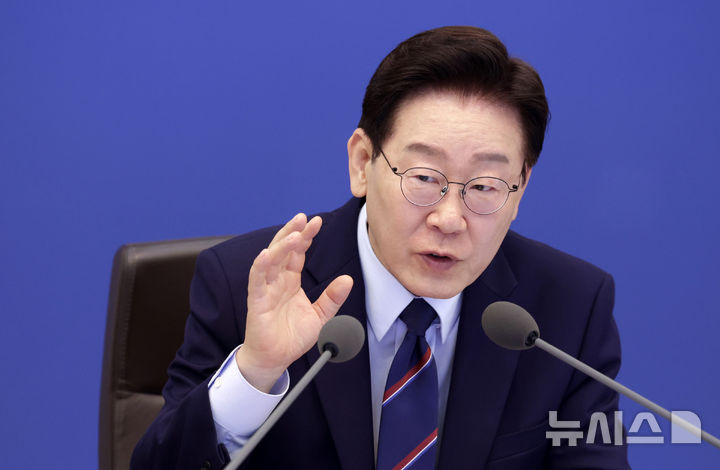 [서울=뉴시스] 최동준 기자 = 이재명 대통령이 12일 청와대에서 열린 국무회의 겸 제8차 비상경제점검회의에서 발언하고 있다. 2026.05.12. photocdj@newsis.com