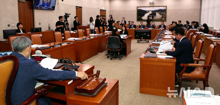[서울=뉴시스] 김금보 기자 = 윤준병 국회 농림축산식품해양수산위원회 농림축산식품법안심사소위원회 위원장이 12일 오전 서울 여의도 국회에서 열린 농협협동조합법 일부개정법률안에 대한 입법공청회에서 의사봉을 두드리고 있다. 2026.05.12. kgb@newsis.com