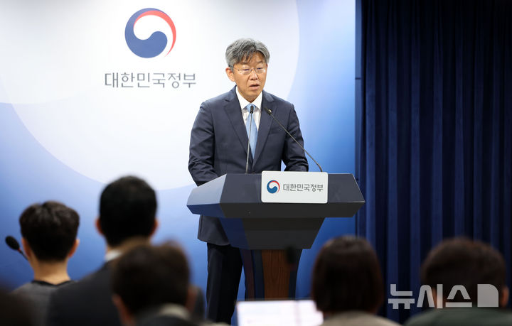 [서울=뉴시스] 김선웅 기자 = 김이탁 국토교통부 1차관이 12일 서울 종로구 정부서울청사에서 토지거래허가구역 실거주 의무 유예 관련 내용을 브리핑하고 있다. 2026.05.12. mangusta@newsis.com