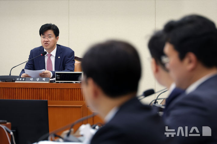 [서울=뉴시스] 고승민 기자 = 12일 서울 여의도 국회에서 열린 정무위원회 법안심사소위원회에서 박상혁 위원장이 회의를 주재하고 있다. 2026.05.12. kkssmm99@newsis.com