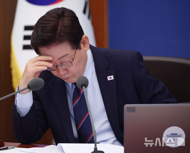 [서울=뉴시스] 최동준 기자 = 이재명 대통령이 12일 청와대에서 열린 국무회의 겸 제8차 비상경제점검회의에서 자료를 살펴보고 있다. 2026.05.12. photocdj@newsis.com