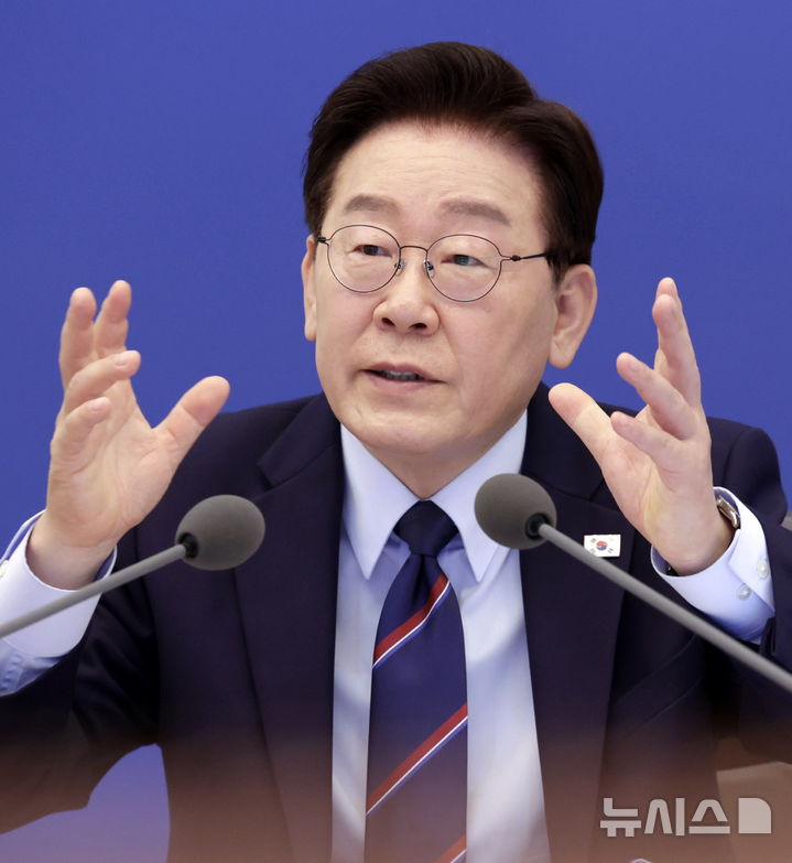 [서울=뉴시스] 최동준 기자 = 이재명 대통령이 12일 청와대에서 열린 국무회의 겸 제8차 비상경제점검회의에서 발언하고 있다. 2026.05.12. photocdj@newsis.com