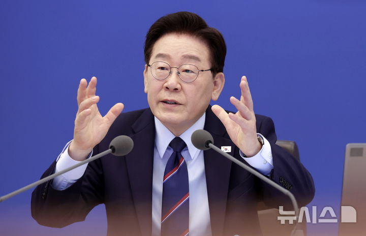 [서울=뉴시스] 최동준 기자 = 이재명 대통령이 12일 청와대에서 열린 국무회의 겸 제8차 비상경제점검회의에서 발언하고 있다. 2026.05.12. photocdj@newsis.com