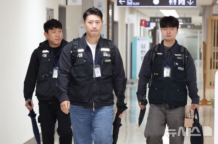 [세종=뉴시스] 강종민 기자 = 최승호 초기업노조 삼성전자지부 위원장 등 노측 교섭위원들이 12일 세종시 정부세종청사 중앙노동위원회에서 열린 2차 사후조정회의에 참석하고 있다. 2026.05.12. ppkjm@newsis.com
