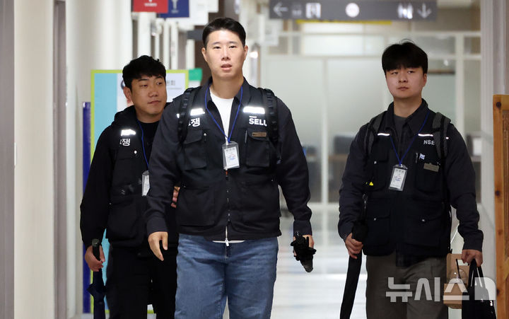 [세종=뉴시스] 강종민 기자 = 최승호 초기업노조 삼성전자지부 위원장 등 노측 교섭위원들이 12일 세종시 정부세종청사 중앙노동위원회에서 열린 2차 사후조정회의에 참석하고 있다. 2026.05.12. ppkjm@newsis.com