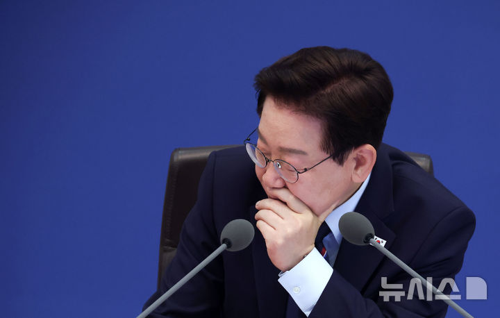 [서울=뉴시스] 최동준 기자 = 이재명 대통령이 12일 청와대에서 열린 국무회의 겸 제8차 비상경제점검회의에서 자료를 살펴보고 있다. 2026.05.12. photocdj@newsis.com