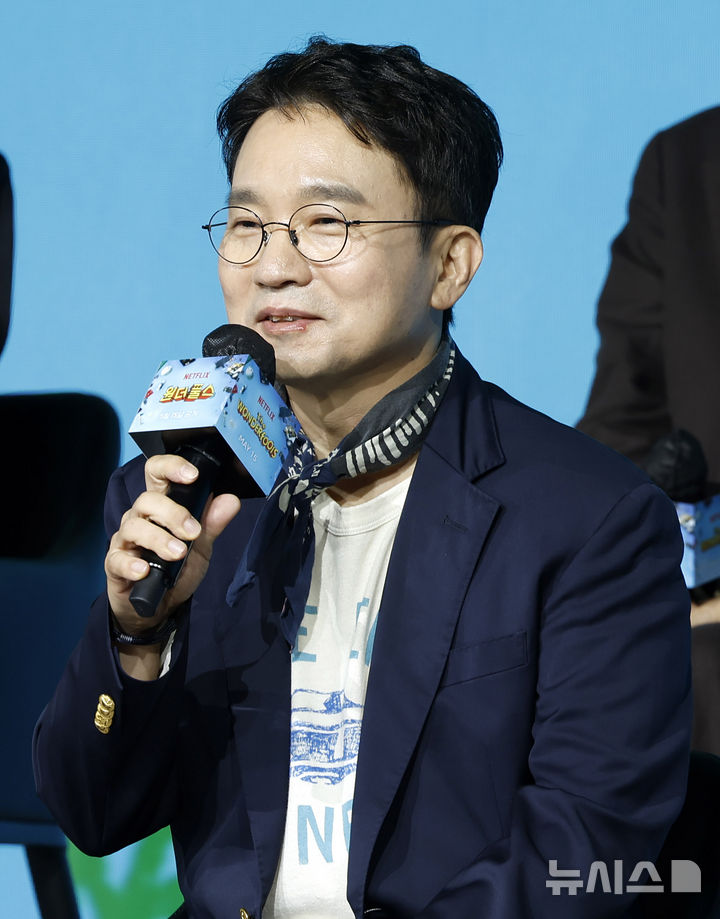 [서울=뉴시스] 김혜진 기자 = 유인식 감독이 12일 오후 서울 종로구 JW 메리어트 동대문 스퀘어 서울에서 열린 넷플릭스 '원더풀스' 제작발표회에서 인사말을 하고 있다. 2026.05.12. jini@newsis.com