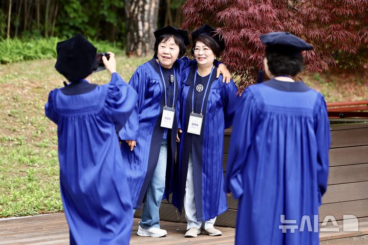 [서울=뉴시스] 김명년 기자 = 12일 오전 서울 용산구 숙명여자대학교 백주년기념관에서 열린 '졸업 50주년 홈커밍데이' 행사에서 학위복을 입은 50여년 전 졸업생들이 기념촬영하고 있다. 2026.05.12. kmn@newsis.com