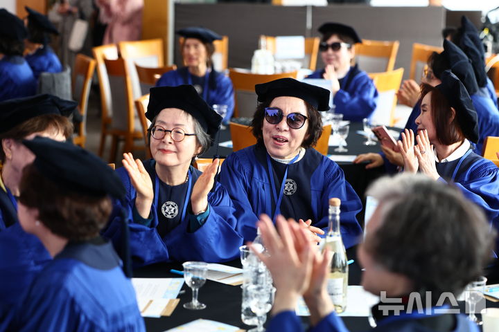 [서울=뉴시스] 김명년 기자 = 12일 오전 서울 용산구 숙명여자대학교 백주년기념관에서 열린 '졸업 50주년 홈커밍데이' 행사에서 학위복을 입은 50여년 전 졸업생들이 박수치고 있다. 2026.05.12. kmn@newsis.com
