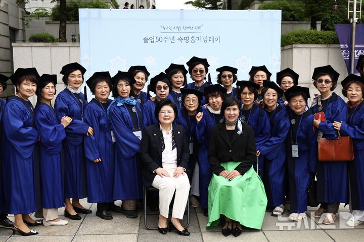 [서울=뉴시스] 김명년 기자 = 문시연(앞 줄 왼쪽) 숙명여대 총장이 12일 오전 서울 용산구 숙명여자대학교 백주년기념관에서 열린 '졸업 50주년 홈커밍데이' 행사에서 학위복을 입은 50여년 전 졸업생들과 기념촬영하고 있다. 2026.05.12. kmn@newsis.com