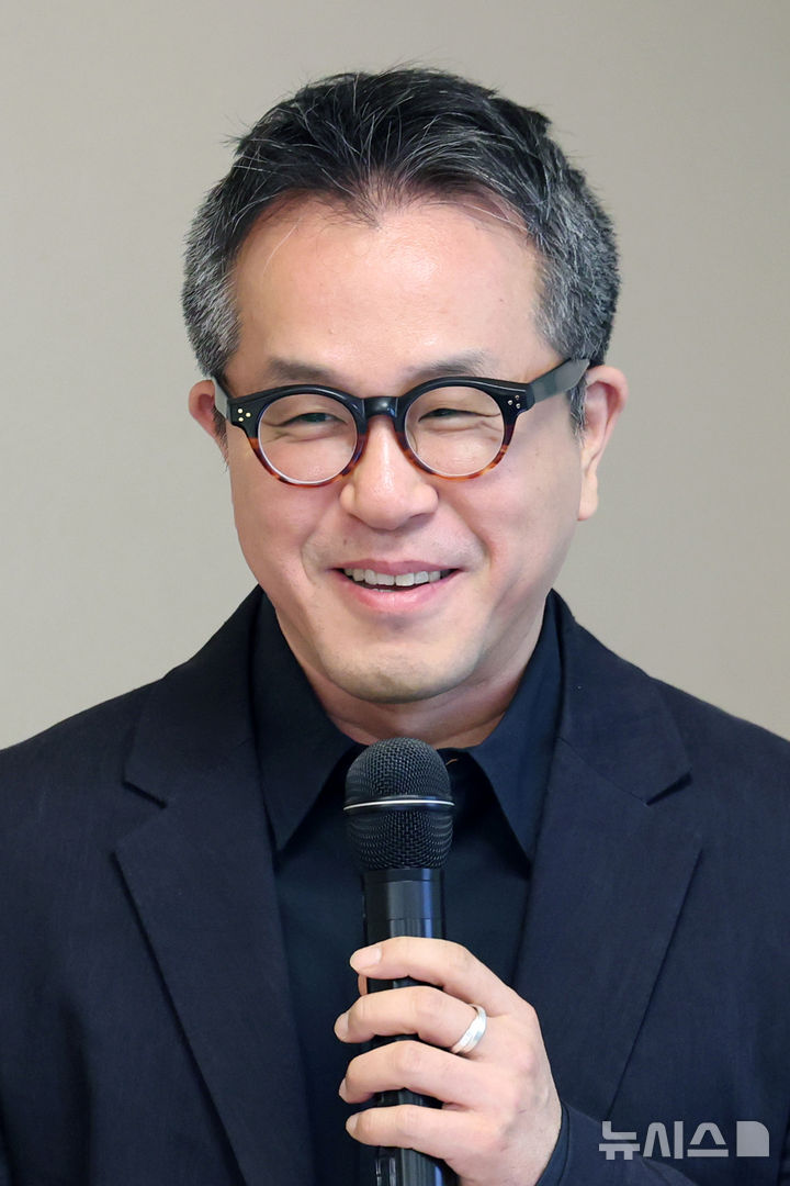 [서울=뉴시스] 박진희 기자 = 하이브 아트페어 김동현 이사가 12일 서울 종로구 서머셋 팰리스 서울에서 '하이브아트페어(HIVE ART FAIR)' 기자간담회를 갖고 행사 프로그램을 설명하고 있다. 부스비가 무료인 하이브아트페어는 오는 21일부터 24일까지 서울 코엑스 마곡에서 열린다. ‘하이브(Hive)’는 육각형 벌집 구조에서 착안한 명칭으로, 집단의 유기적 협력과 확장성을 상징한다. 2026.05.12. pak7130@newsis.com
