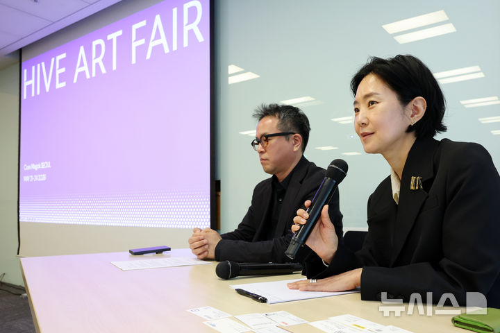 [서울=뉴시스] 박진희 기자 = 하이브 아트페어 김정연(오른쪽) 디렉터와 김동현 이사가 12일 서울 종로구 서머셋 팰리스 서울에서 '하이브아트페어(HIVE ART FAIR)' 기자간담회를 갖고 행사 프로그램을 설명하고 있다. 부스비가 무료인 하이브아트페어는 오는 21일부터 24일까지 서울 코엑스 마곡에서 열린다. ‘하이브(Hive)’는 육각형 벌집 구조에서 착안한 명칭으로, 집단의 유기적 협력과 확장성을 상징한다. 2026.05.12. pak7130@newsis.com