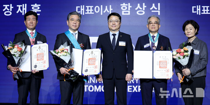 [서울=뉴시스] 김진아 기자 = 장재훈(왼쪽 두번째) 현대자동차그룹 부회장이 12일 서울 서초구 JW메리어트호텔에서 열린 제23회 자동차의 날 기념식에서 문신학(가운데) 산업통상부 1차관으로부터 금탑산업훈장을 수여받은 뒤 훈장 수상자들과 기념촬영을 하고 있다. 2026.05.12. bluesoda@newsis.com