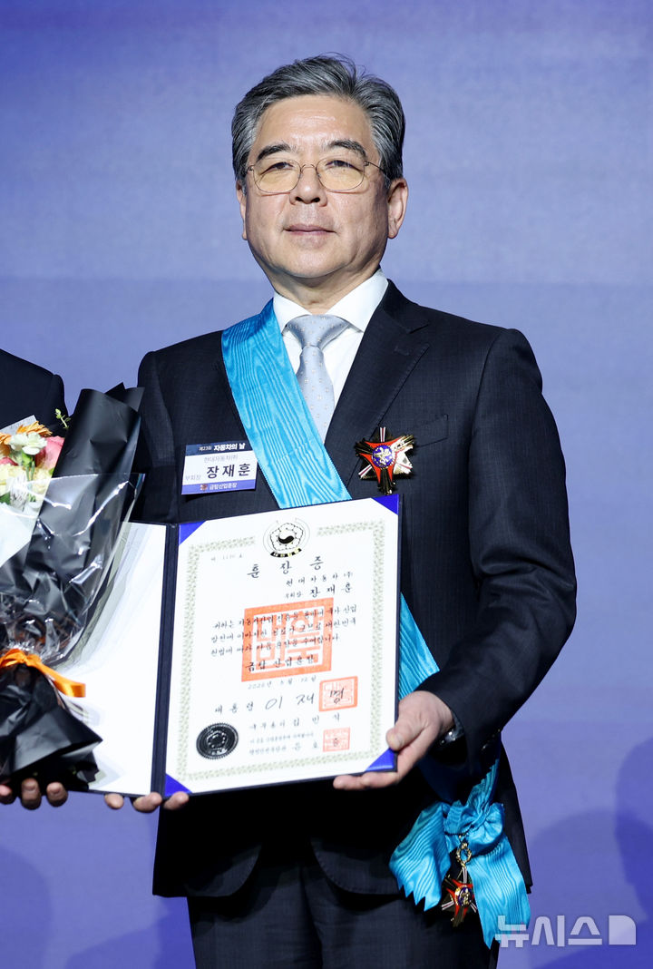 [서울=뉴시스] 김진아 기자 = 장재훈 현대자동차그룹 부회장이 12일 서울 서초구 JW메리어트호텔에서 열린 제23회 자동차의 날 기념식에서 문신학 산업통상부 1차관으로부터 금탑산업훈장을 수여받은 뒤 기념촬영을 하고 있다. 2026.05.12. bluesoda@newsis.com