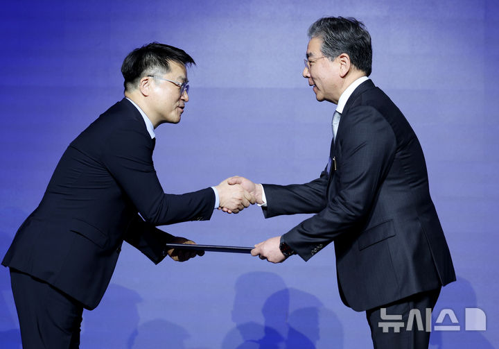 [서울=뉴시스] 김진아 기자 = 장재훈(오른쪽) 현대자동차그룹 부회장이 12일 서울 서초구 JW메리어트호텔에서 열린 제23회 자동차의 날 기념식에서 문신학 산업통상부 1차관으로부터 금탑산업훈장을 수여받고 있다. 2026.05.12. bluesoda@newsis.com