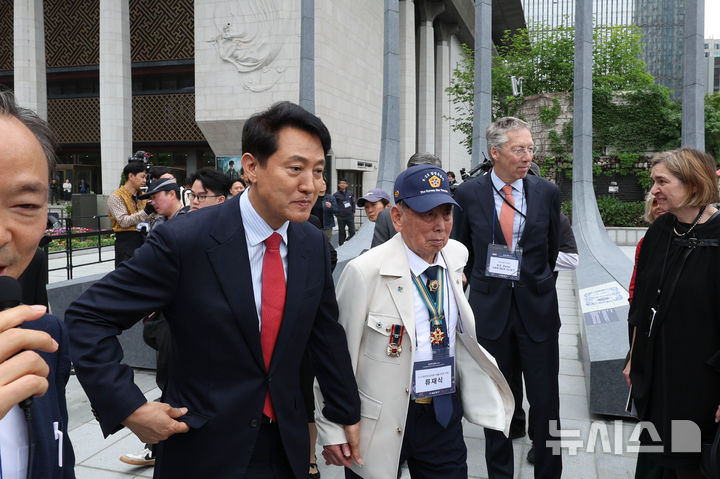 [서울=뉴시스] 조수정 기자 = 오세훈 국민의힘 서울시장 후보가 12일 서울 종로구 광화문광장에서 열린 '감사의 정원 준공식'에 참석해 6.25 참전유공자와 석재 조형물을 둘러본 뒤 이동하고 있다. 감사의 정원은 6.25 전쟁 참전국에 대한 예우를 담아 조성한 공간으로 미국, 캐나다, 영국 등 22개국과 한국을 포함한 23개 석재 조형물 및 지하 미디어 전시 공간으로 구성됐다. (공동취재) 2026.05.12. chocrystal@newsis.com