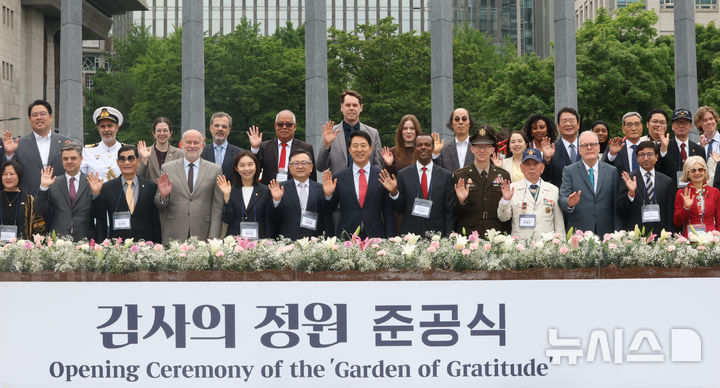 [서울=뉴시스] 조수정 기자 = 12일 서울 종로구 광화문광장에서 열린 '감사의 정원 준공식'에서 국민의힘 오세훈 서울시장 후보와 6.25 참전유공자, 각국 대사들이 기념 촬영하고 있다. 감사의 정원은 6.25 전쟁 참전국에 대한 예우를 담아 조성한 공간으로 미국, 캐나다, 영국 등 22개국과 한국을 포함한 23개 석재 조형물 및 지하 미디어 전시 공간으로 구성됐다. (공동취재) 2026.05.12. chocrystal@newsis.com