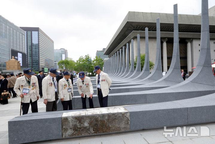 [서울=뉴시스] 조수정 기자 = 12일 오전 서울 광화문광장에서 열린 '감사의 정원' 준공식이 끝난 뒤 행사에 참석한 6.25참전 용사들이 22개국 6.25참전 국가를 상징하는 조형물을 살펴보고 있다. 감사의 정원은 6.25 전쟁 참전국에 대한 예우를 담아 조성한 공간으로 미국, 캐나다, 영국 등 22개국과 한국을 포함한 23개 석재 조형물 및 지하 미디어 전시 공간으로 구성됐다. (공동취재) 2026.05.12. chocrystal@newsis.com