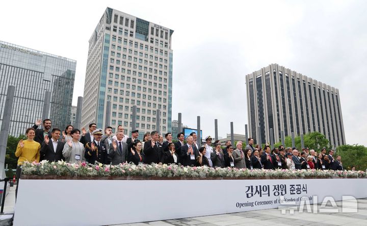 [서울=뉴시스] 조수정 기자 = 오세훈 국민의힘 서울시장 후보, 김성보 서울시장 권한대행, 류재식 6.25참전유공자회 서울시지부 대표 등이 12일 서울 종로구 광화문광장 '감사의 정원' 준공식에서 기념촬영을 하고 있다. 감사의 정원은 6.25 전쟁 참전국에 대한 예우를 담아 조성한 공간으로 미국, 캐나다, 영국 등 22개국과 한국을 포함한 23개 석재 조형물 및 지하 미디어 전시 공간으로 구성됐다. (공동취재) 2026.05.12. chocrystal@newsis.com