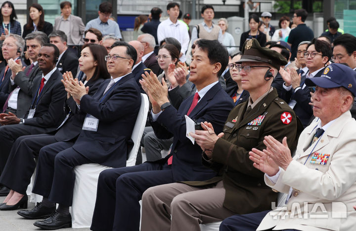 [서울=뉴시스] 조수정 기자 = 12일 서울 종로구 광화문광장에서 열린 '감사의 정원 준공식'에서 국민의힘 오세훈 서울시장 후보와 김성보 서울시장 권한대행, 6.25참전유공자회 서울시지부 류재식 대표, 관련국 주한대사 등 참석자들이 박수치고 있다. 감사의 정원은 6.25 전쟁 참전국에 대한 예우를 담아 조성한 공간으로 미국, 캐나다, 영국 등 22개국과 한국을 포함한 23개 석재 조형물 및 지하 미디어 전시 공간으로 구성됐다. 2026.05.12. chocrystal@newsis.com
