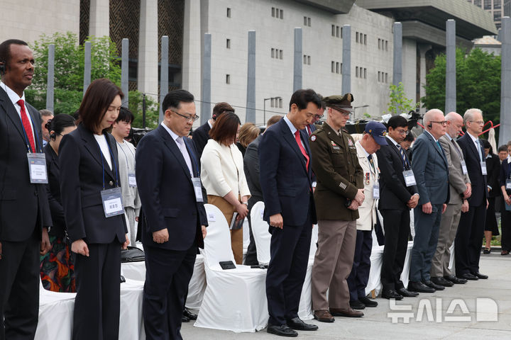 [서울=뉴시스] 조수정 기자 = 12일 서울 종로구 광화문광장에서 열린 '감사의 정원 준공식'에서 국민의힘 오세훈 서울시장 후보와 김성보 서울시장 권한대행, 6.25참전유공자회 서울시지부 류재식 대표, 관련국 주한대사 등 참석자들이 묵념하고 있다. 감사의 정원은 6.25 전쟁 참전국에 대한 예우를 담아 조성한 공간으로 미국, 캐나다, 영국 등 22개국과 한국을 포함한 23개 석재 조형물 및 지하 미디어 전시 공간으로 구성됐다. 2026.05.12. chocrystal@newsis.com