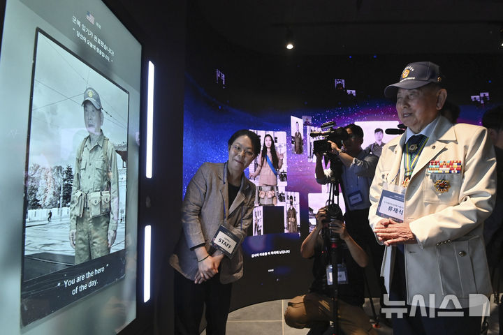 [서울=뉴시스] 조수정 기자 = 12일 오전 서울 종로구 광화문광장에서 감사의 정원 준공식에서 류재식 6.25참전유공자회 서울시지부 대표가 지하 공간에 마련된 미디어홀에서 아트월 체험을 하고 있다. (공동취재) 2026.05.12. chocrystal@newsis.com
