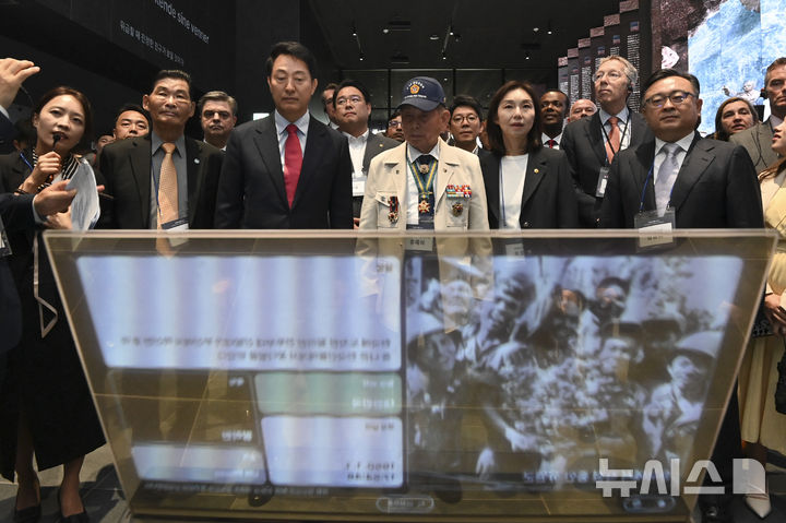 [서울=뉴시스] 조수정 기자 = 12일 오전 서울 종로구 광화문광장에서 감사의 정원 준공식에서 오세훈 서울시장 후보를 비롯한 참석자들이 지하에 마련된 미디어홀을 라운딩하고 있다. (공동취재) 2026.05.12. chocrystal@newsis.com