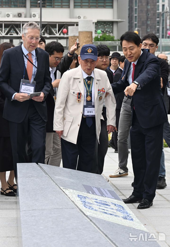 [서울=뉴시스] 조수정 기자 = 12일 서울 종로구 광화문광장에서 열린 '감사의 정원' 준공식에서 오세훈 서울시장 후보자를 비롯한 참석자들이 22개국 6.25참전 국가를 상징하는 조형물을 살펴보고 있다. (공동취재) 2026.05.12. chocrystal@newsis.com