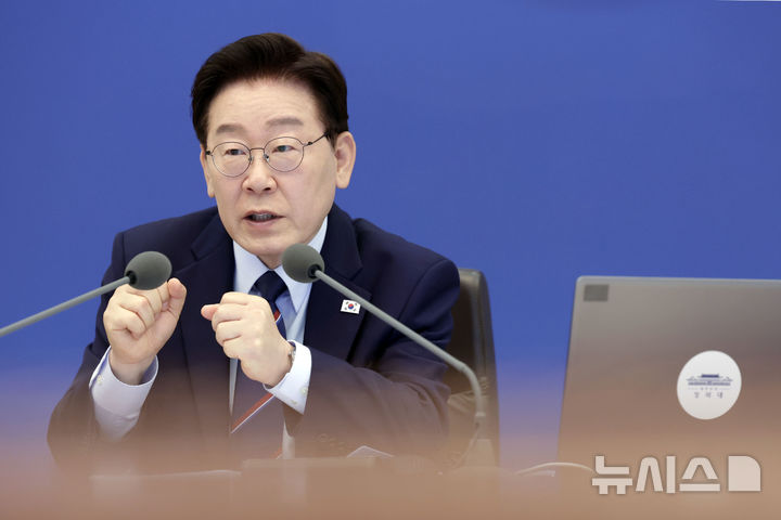 [서울=뉴시스] 최동준 기자 = 이재명 대통령이 12일 청와대에서 열린 국무회의 겸 제8차 비상경제점검회의에서 발언하고 있다. 2026.05.12. photocdj@newsis.com