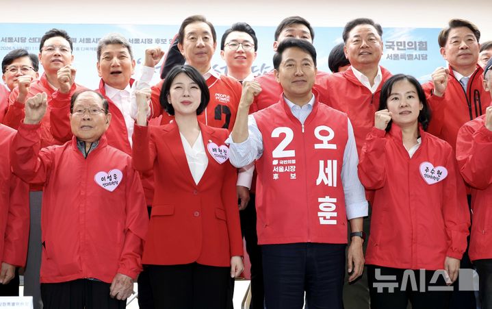 [서울=뉴시스] 조성봉 기자= 오세훈 국민의힘 서울시장 후보와 배현진 서울시당 선거대책위원장을 비롯한 참석자들이 12일 오후 서울 여의도 중앙당사에서 열린 선대위 발대식 및 서울시당 선대위-서울시장 후보 연석회의에서 기념촬영을 하고 있다. 2026.05.12. suncho21@newsis.com